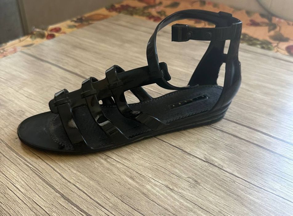 Продаю обувь женскую