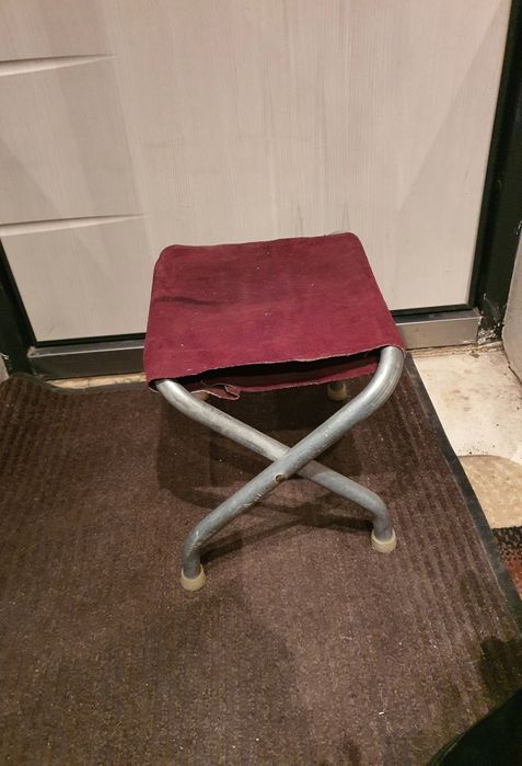 Стул барный и вешалка..