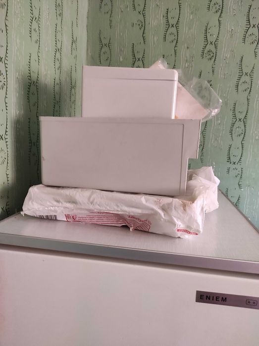 Работещ хладилник ENIEM с вътрешна камера.