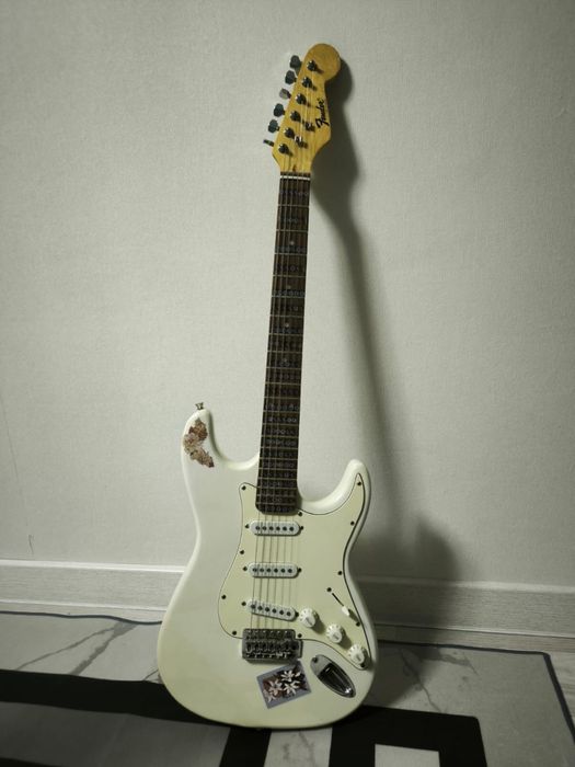 Продам Fender Stratocaster + усилитель + аксессуары 120 тыс