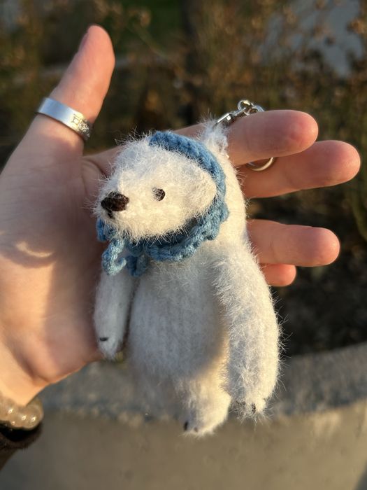 Вязанный брелок / обвес медведь Белёк