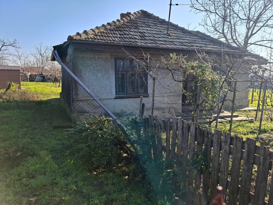 Vând casa la tara