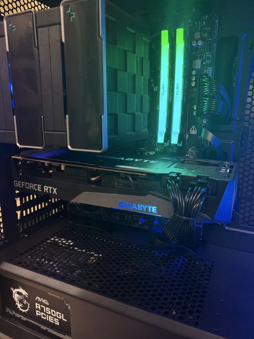 Геймърски компютър с перифирия