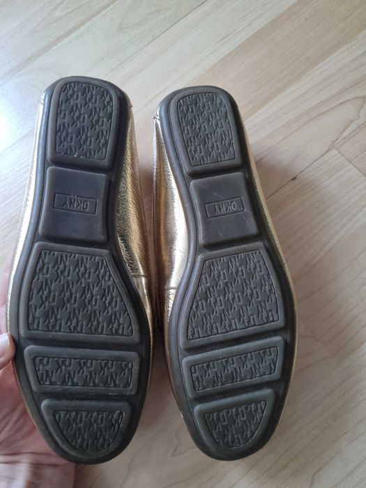 DKNY мокасини в златист цвят