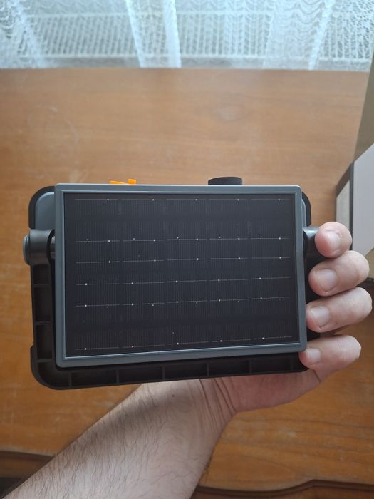 Lampă cu încărcare solară