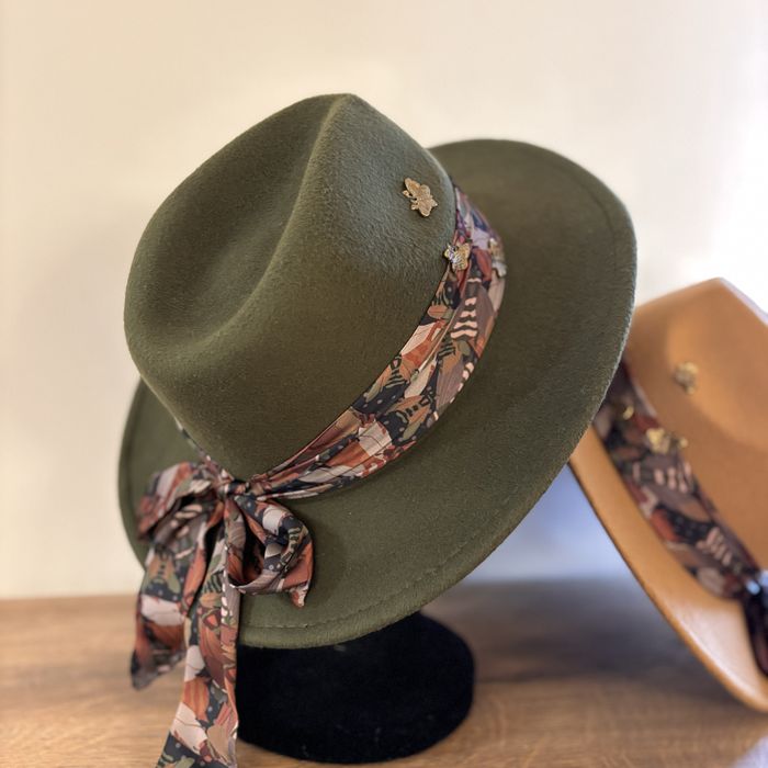 Ръчно изработена шапка в два цвята