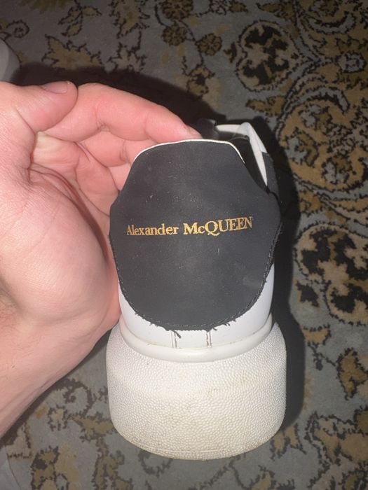 Alexander McQueen de vanzare