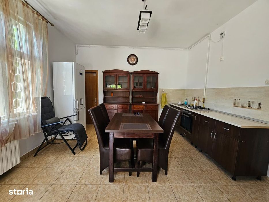 Casa eleganta cu tavane inalte si gradina superba