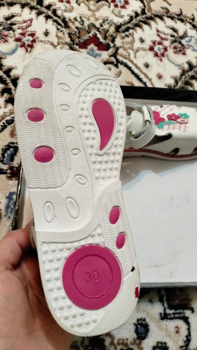 Продам новые сандалии.