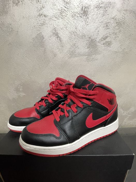 Jordan 1 Mid cu cutie