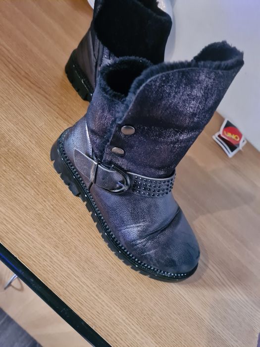 Vand bocanci fete mar 34 ca noi la 45 lei Timișoara