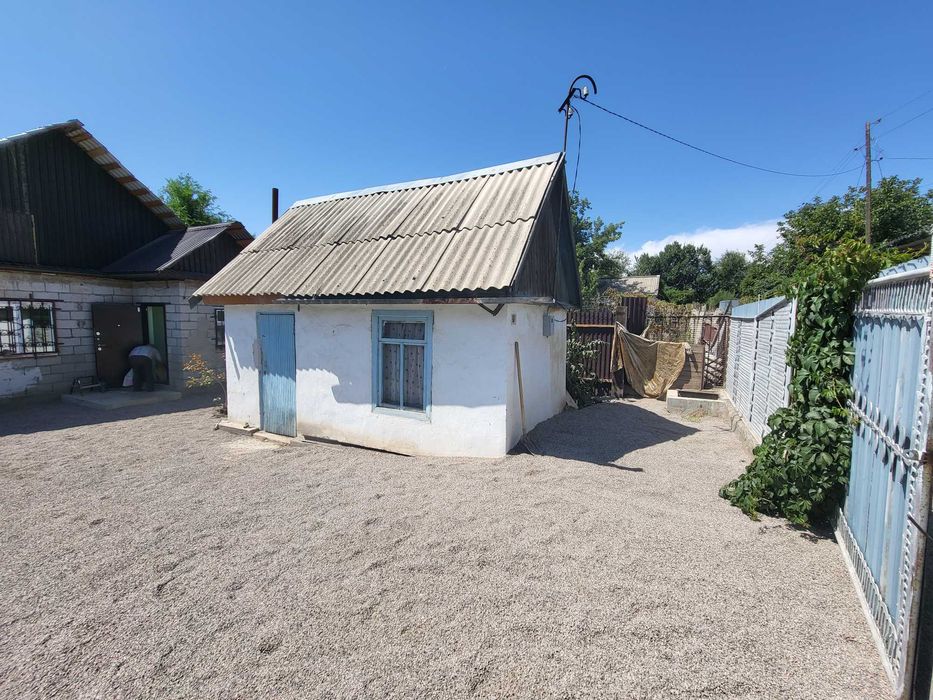 Дача у ручья с новым домом и хозпостройками.