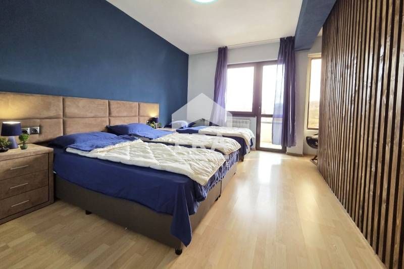 Луксозна къща с футболно игрище и СПА зона в с. Покровник