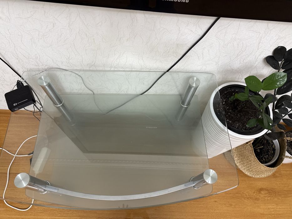 Продам стеклянную тумбу под ТВ