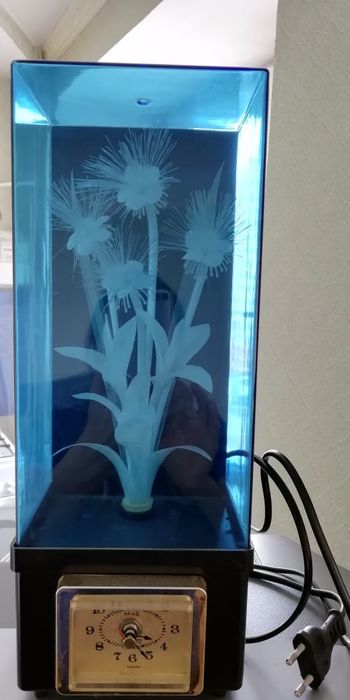 Продам красивый светильник с часами