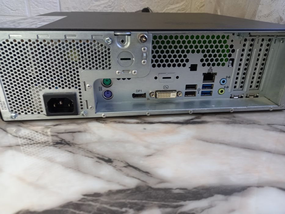 Kомпютър Fujitsu Esprimo D538 SFF Intel Core i5-8400 8gb ssd+hdd