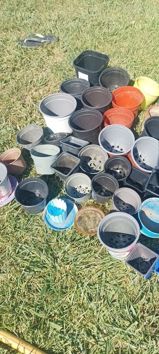 Продавам 90 бр. пластмасови саксии различни размери.