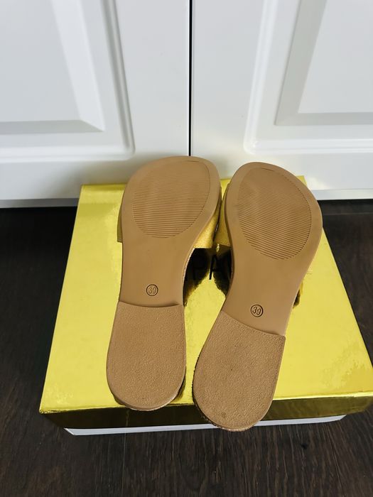 Papuci din piele naturala , stil Massimo Dutti , moi si usori , numarul 39 Noi ,