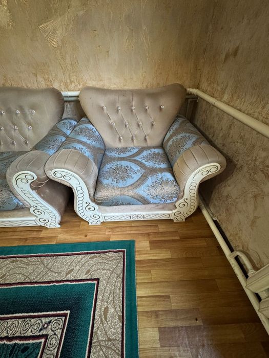 Продам диван  с креслами