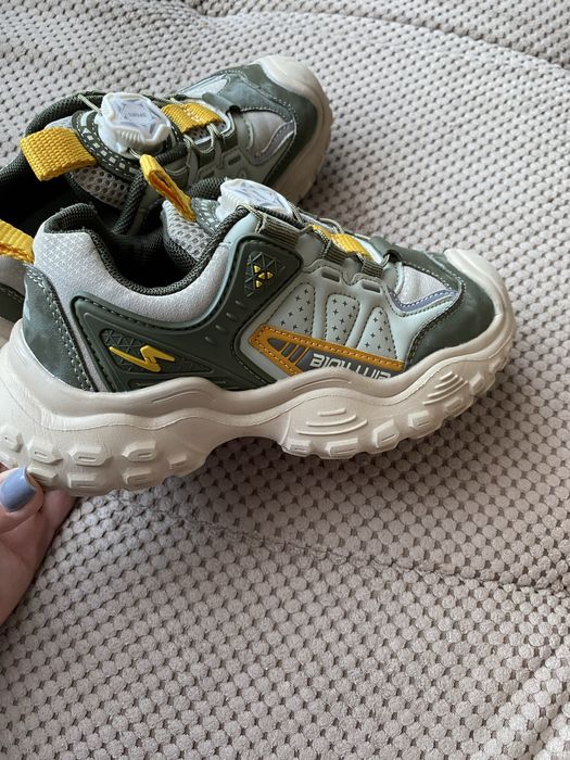 Продам кроссовки на мальчика