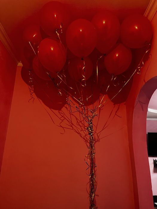 Цветы и шары свежие