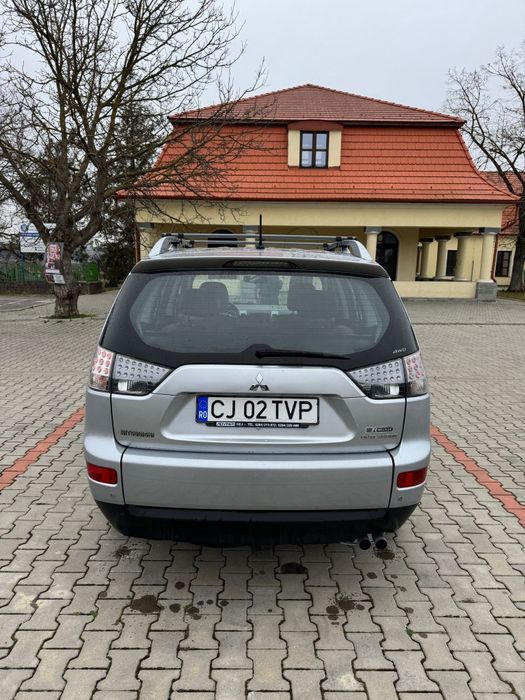 Vând Mitsubishi Outlender