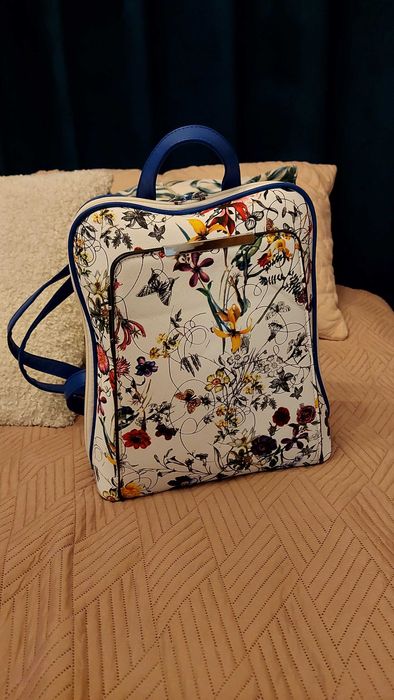 Дамска раница на цветя със сини дръжки