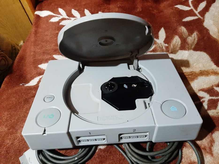 Vând PlayStation 1 făt complet cu 2 manete în stare buna