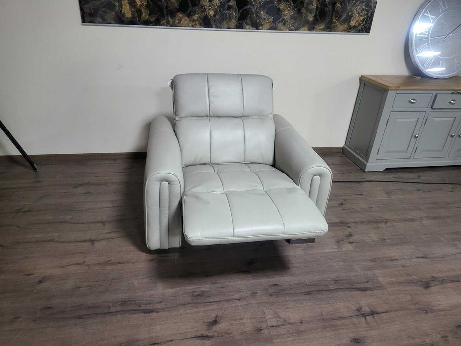 Светло сив-кремав кожен фотьойл с електрически релакс механизъм