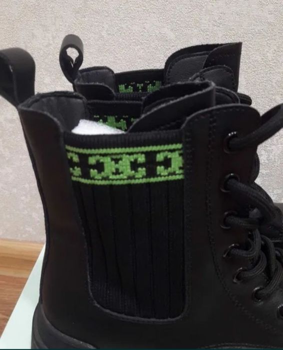 Новые кожаные ботинки на девочку