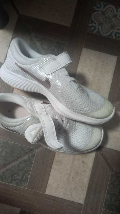 Vand 2 perechi incaltaminte pt fetite