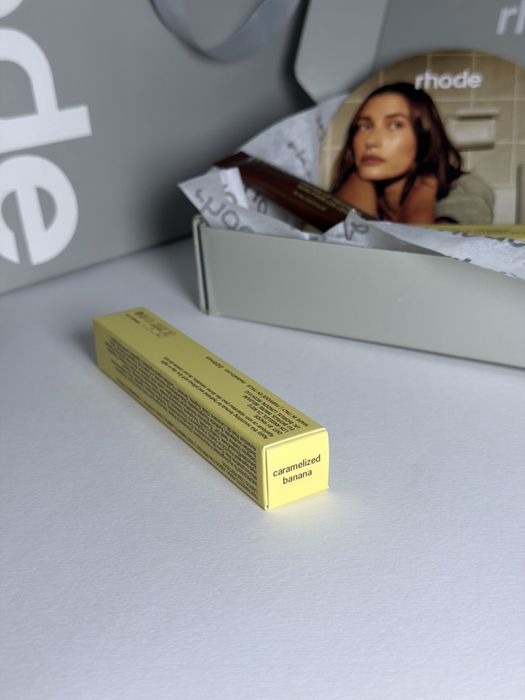 rhode Caramelized Banana Lip Gloss гланц балсам за устни Peptide Treatment карамелизиран банан от Hailey x Justin Bieber колекция