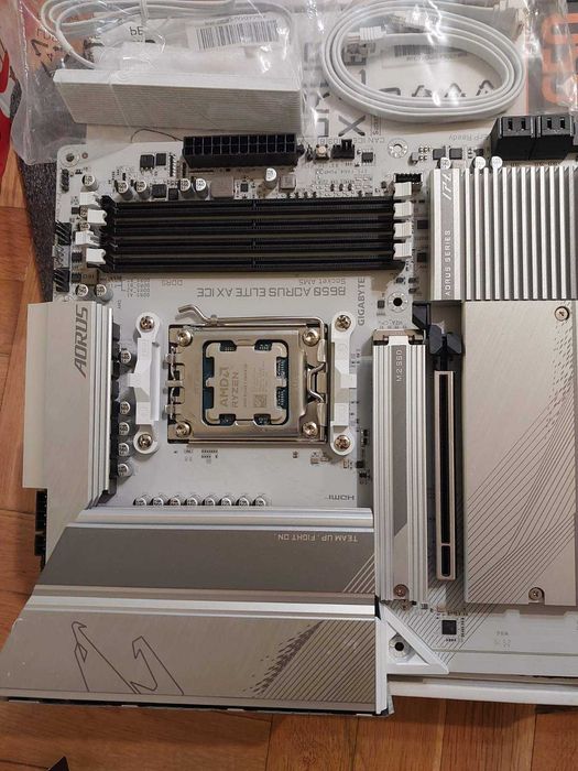 AMD Ryzen 7 9800X3D + Gigabyte B650 Aorus Elite AX ICE Wi-Fi