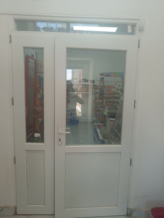 Продам пластиковую дверь