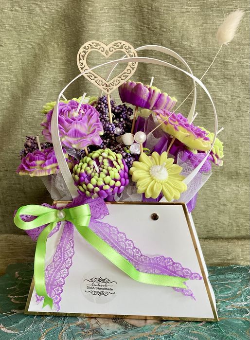 Луксозен букет от соеви  свещи в тюркоаз и бяло – ръчна изработка