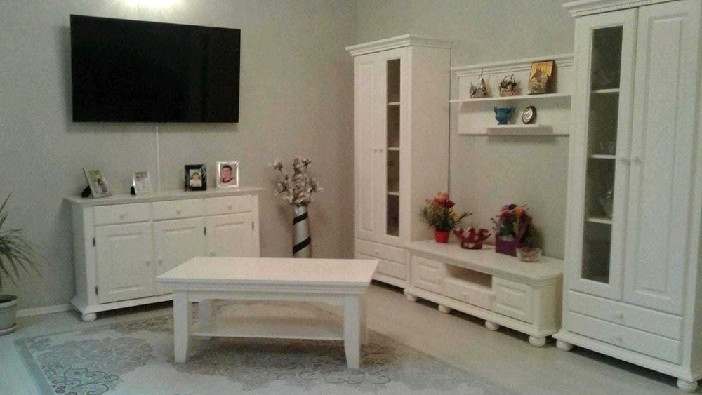 Vitrina lemn masiv Mona, 2 usi + 2 sertare, alb