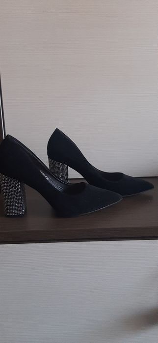 Pantofi cu toc purtați o singură dată