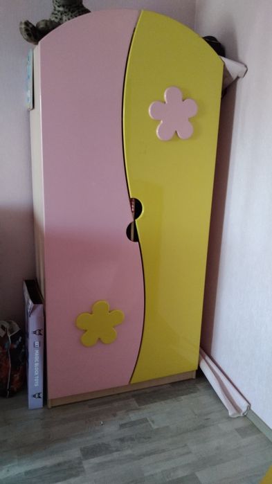Продаеться  спальный гарнитур для девочки