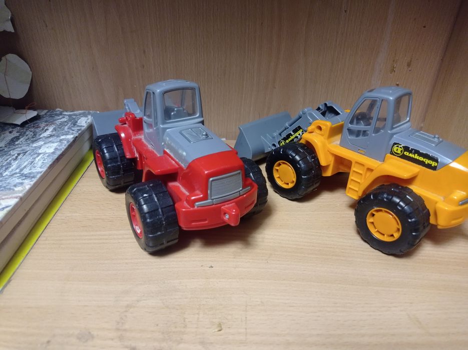 Экскаваторы красный и оранжевый