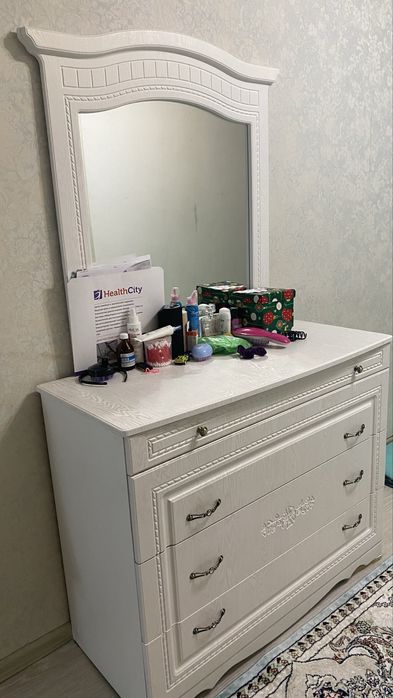 Комод с зеркалом