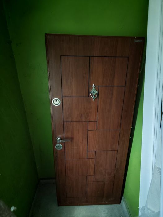 Външна врата запазена
