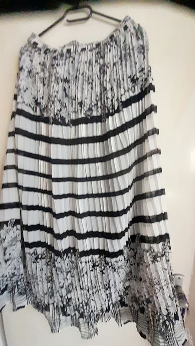 Fustă, ocazie plisata..mătase alb,negru captusita 44-46.