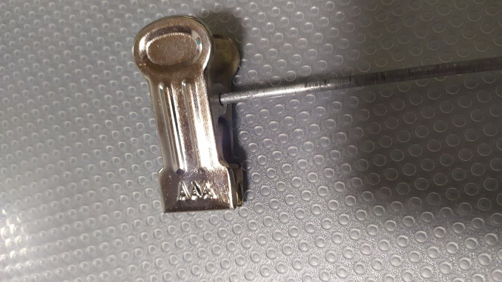 Продам вешалки с прищепками.