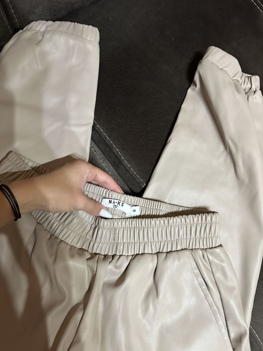 Бежов кожен панталон