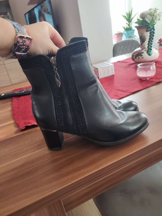 Cizme scurte /Botine nr 39 din piele ecologica