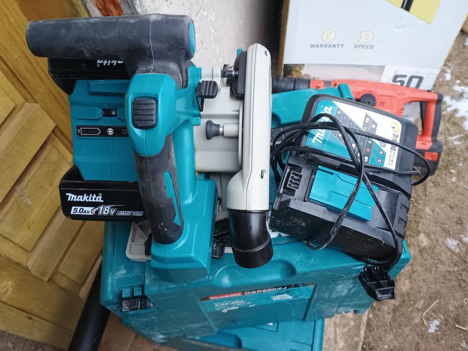 Circular plonjare Makita dsp600, set cu 2 baterii,încărcător și cutie