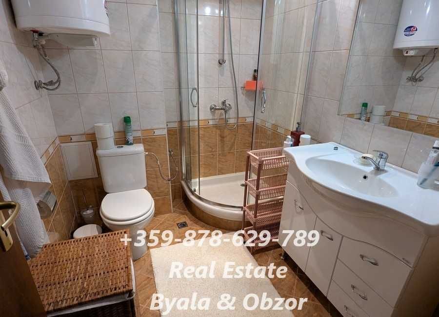 Просторен тристаен апартамент с голям двор-тераса в гр.Обзор