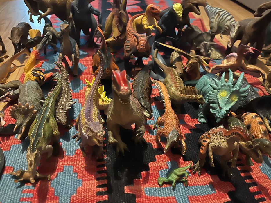 Turma de dinozauri de jucărie