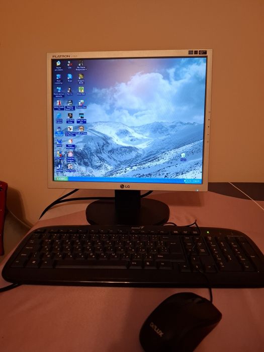 Настолен компютър и монитор