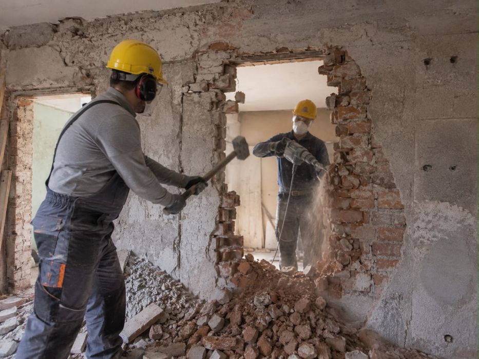 Debarasări Apartamente, Beciuri, Poduri și Pivnițe | Debarasare Mobila Veche, Moloz și Gunoi | Demolări & Curățare Curți
